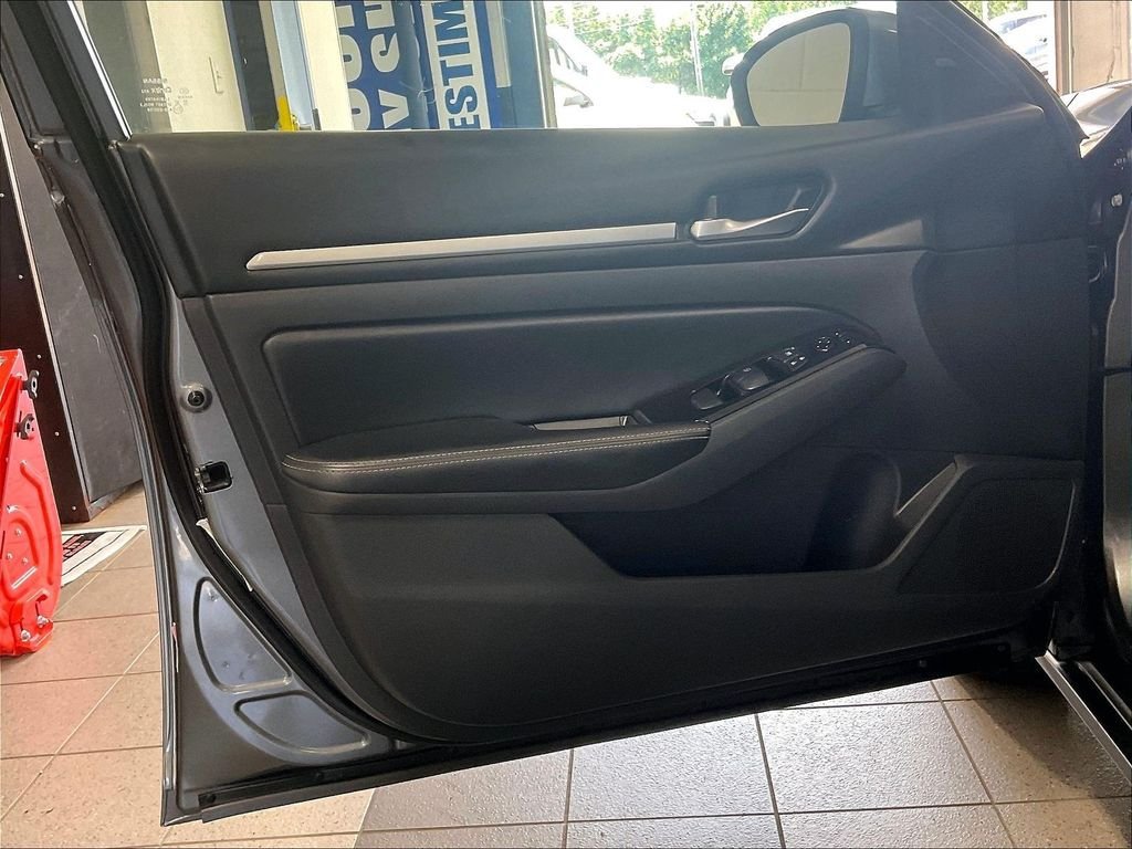 Used 2023 Nissan Altima 2.5 SV FWD image 9