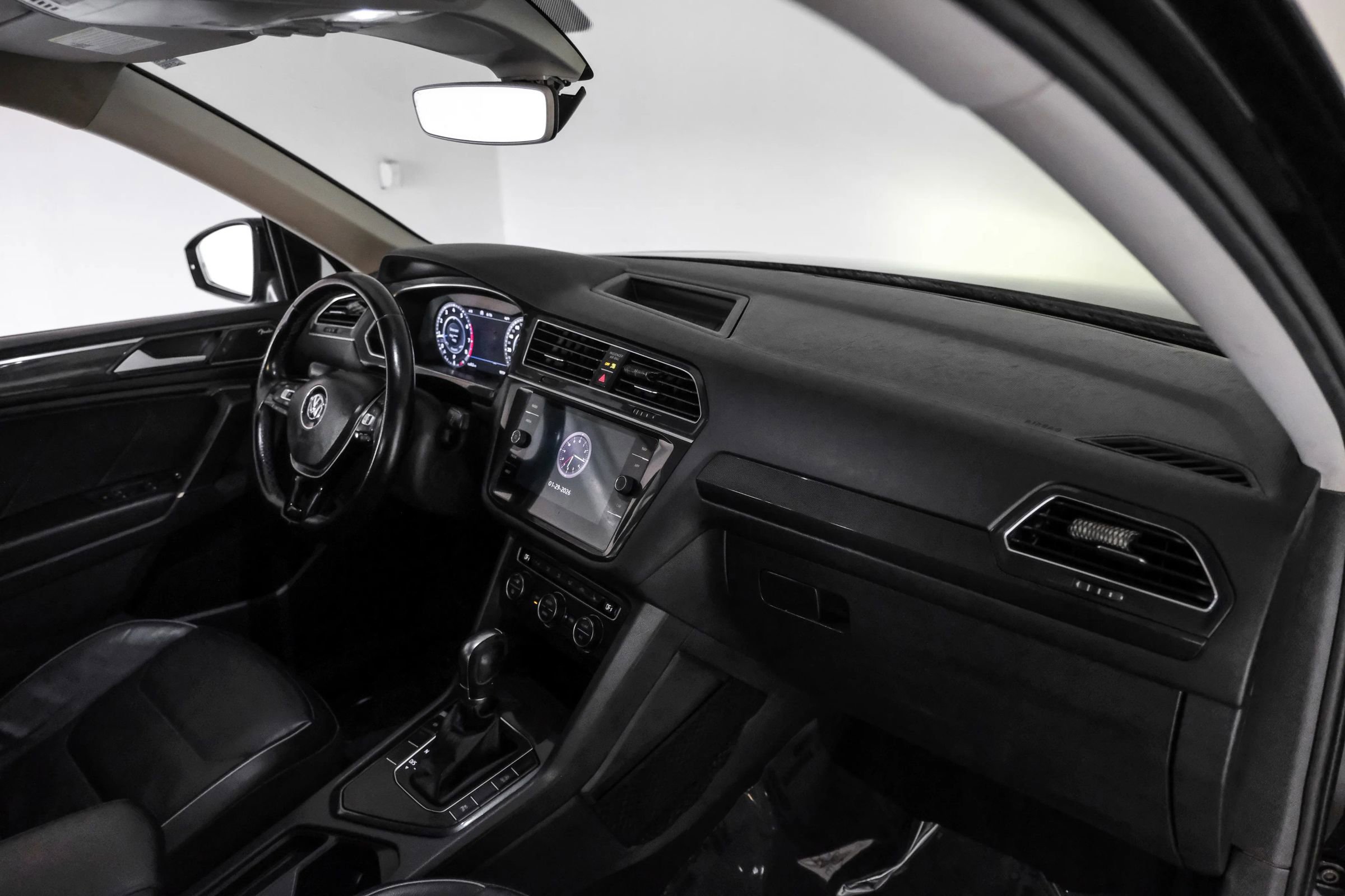 Used 2018 Volkswagen Tiguan SEL Premium image 14