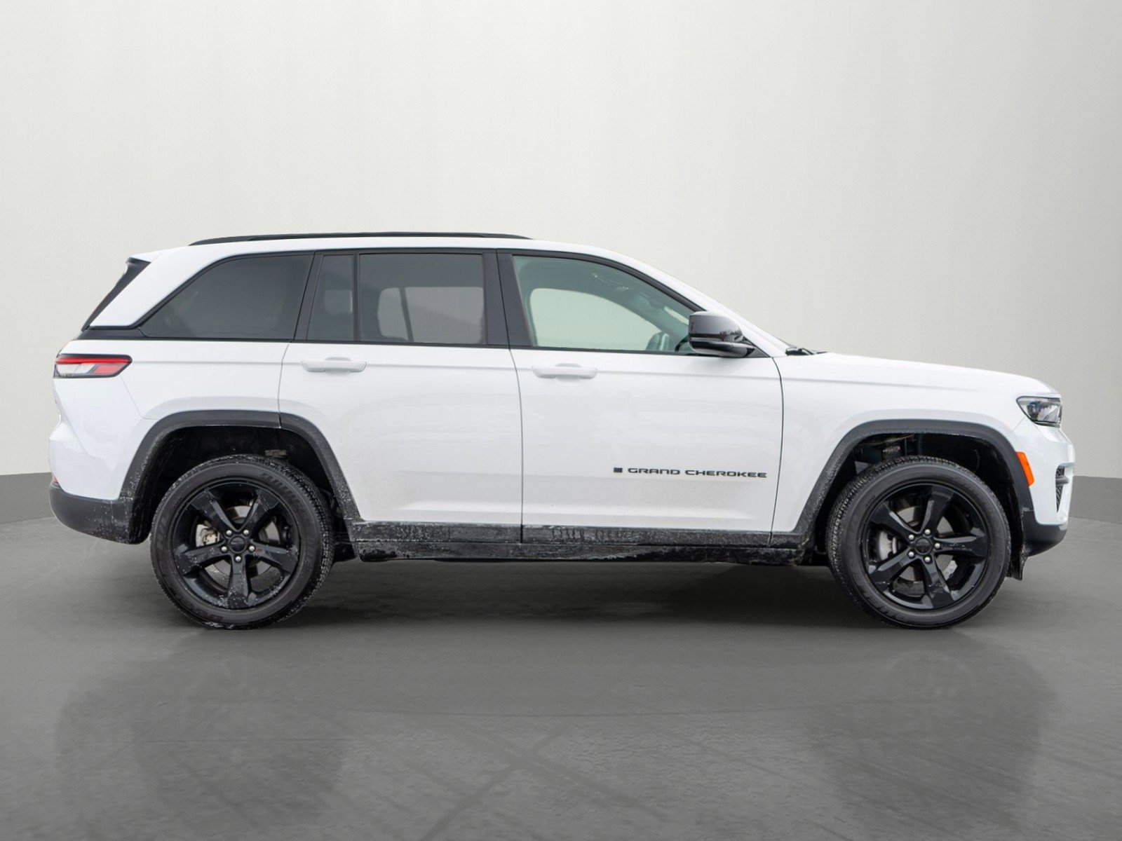 Used 2023 Jeep Grand Cherokee Altitude image 8