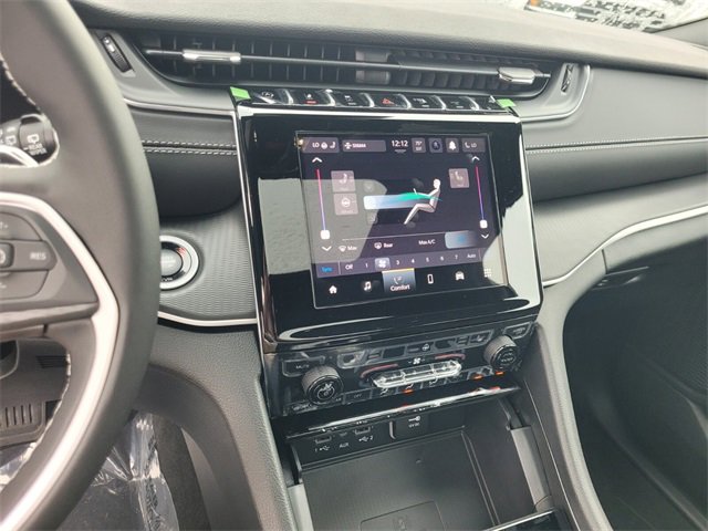 New 2025 Jeep Grand Cherokee Altitude image 24