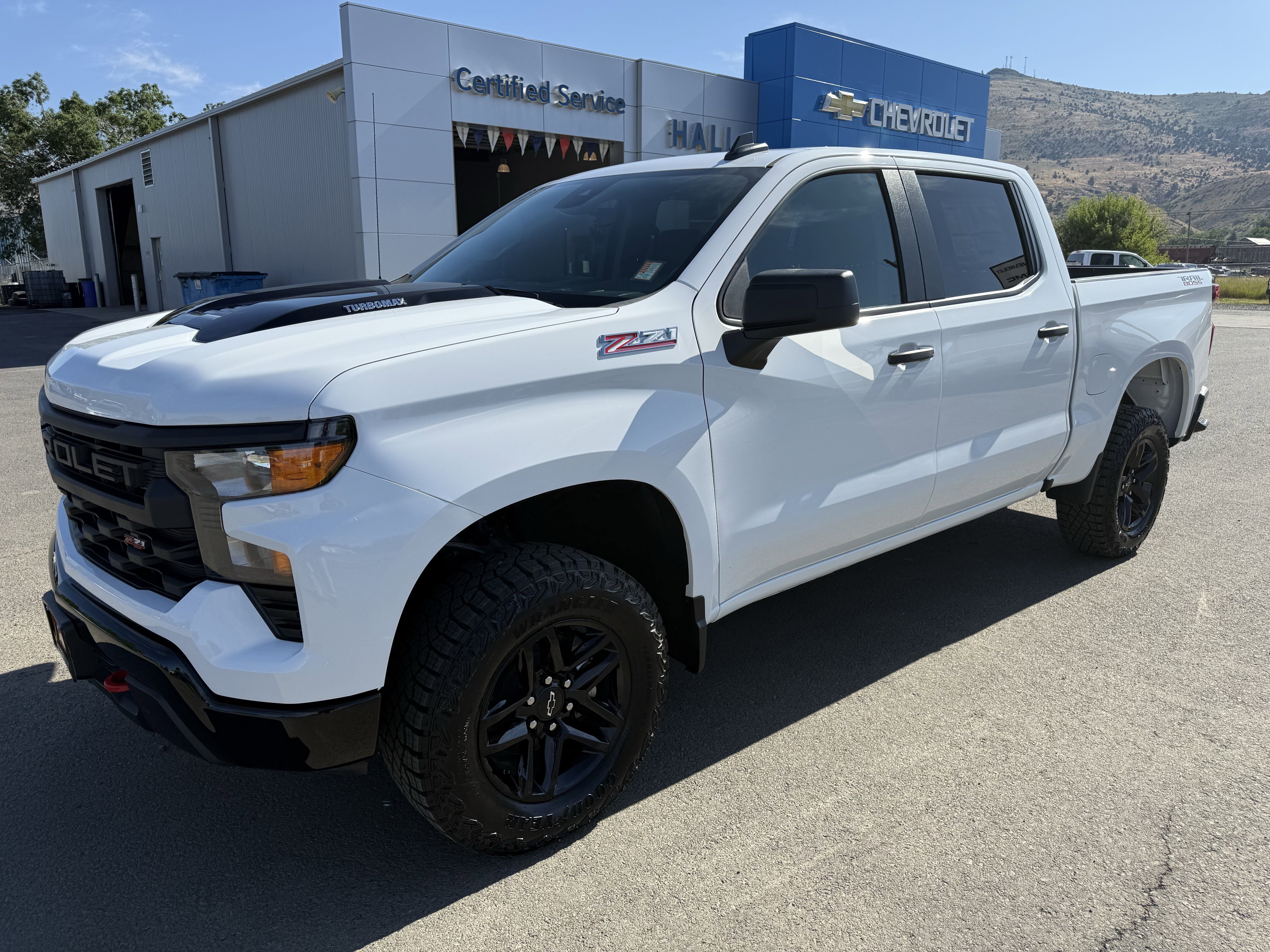 New 2025 Chevrolet Silverado 1500 Custom Trail Boss w/ LPO, Dark Essentials Package