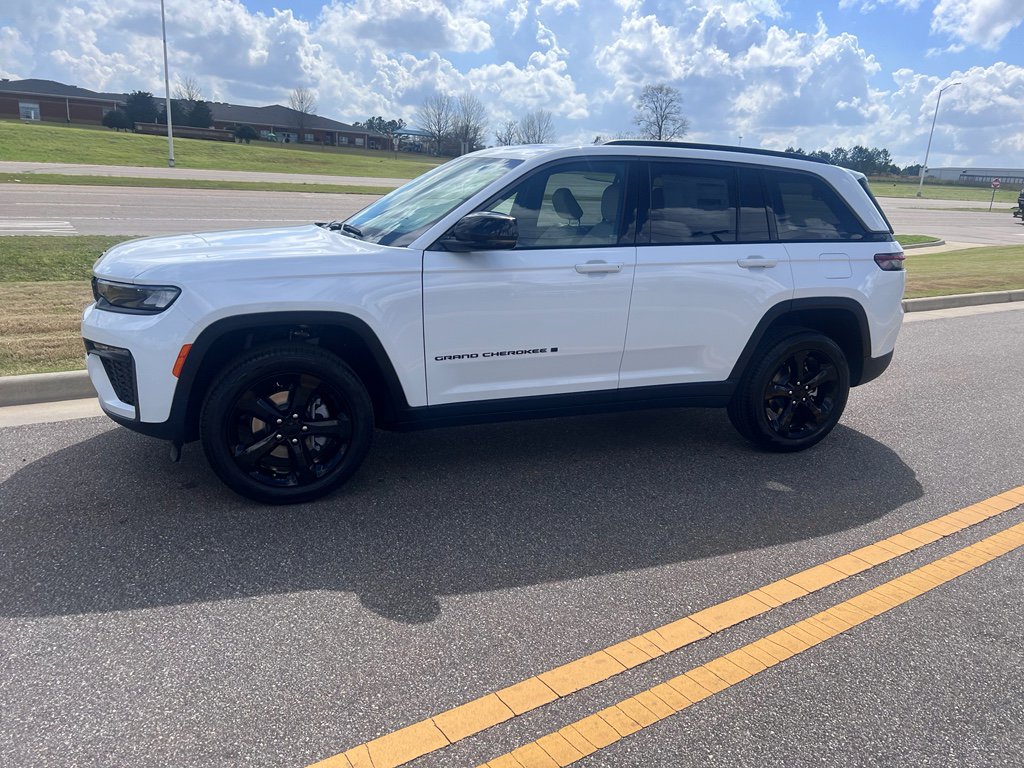 New 2026 Jeep Grand Cherokee Limited w/ Limited Altitude Package RWD image 9