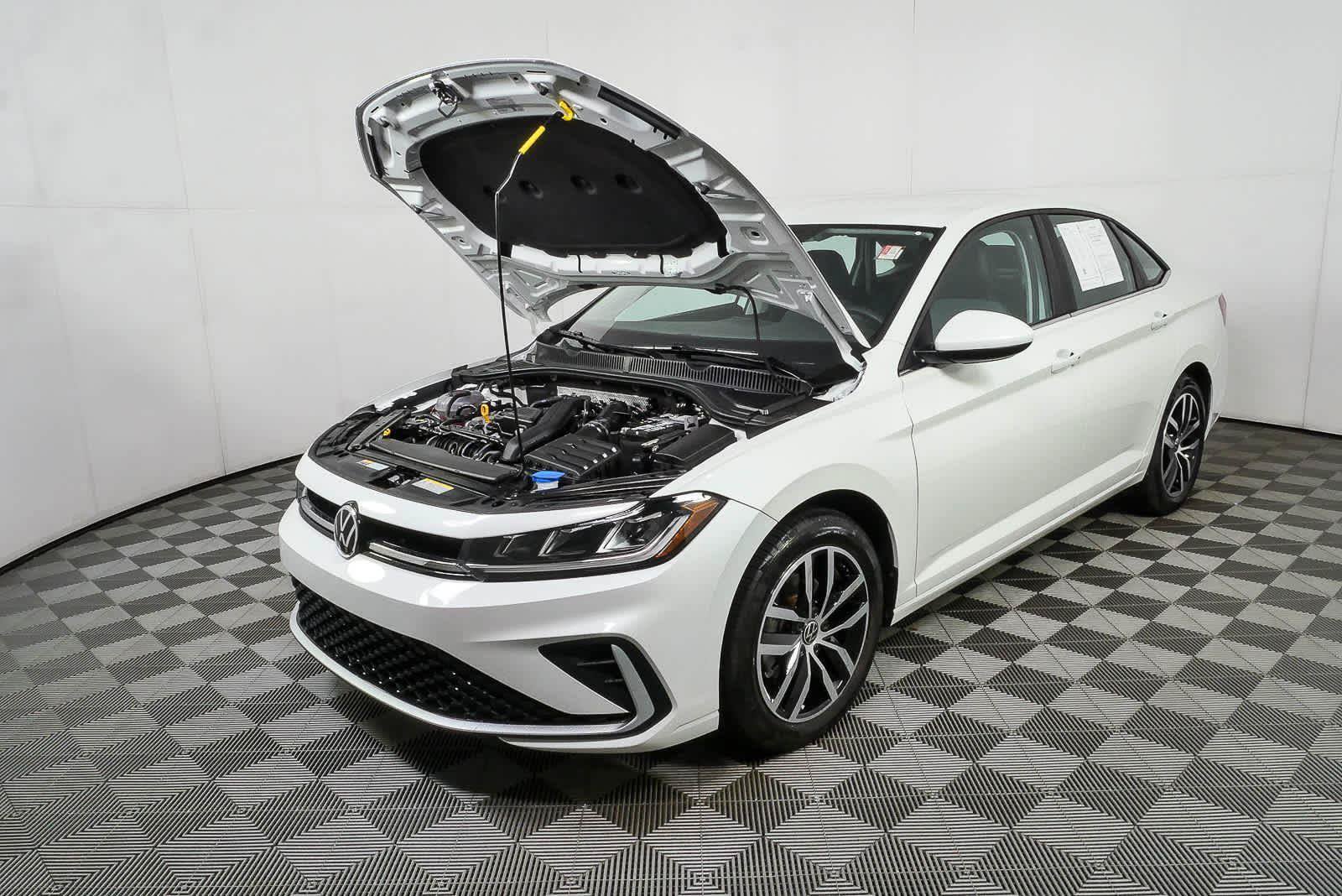 Certified 2025 Volkswagen Jetta SE FWD image 30