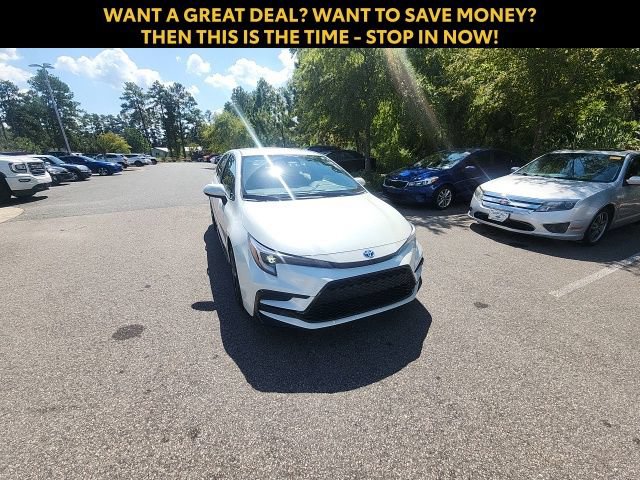Used 2024 Toyota Corolla SE w/ Convenience Package FWD image 3