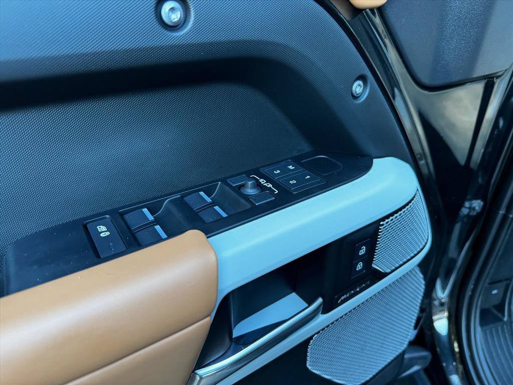 Used 2024 Land Rover Defender 130 X-Dynamic SE image 9