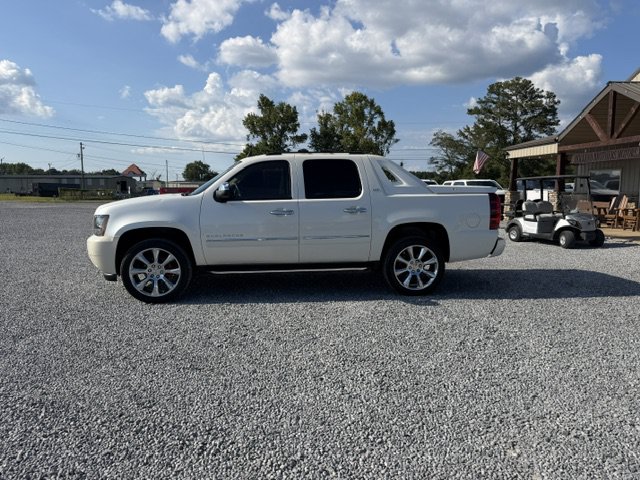 Used 2011 Chevrolet Avalanche LTZ RWD image 3
