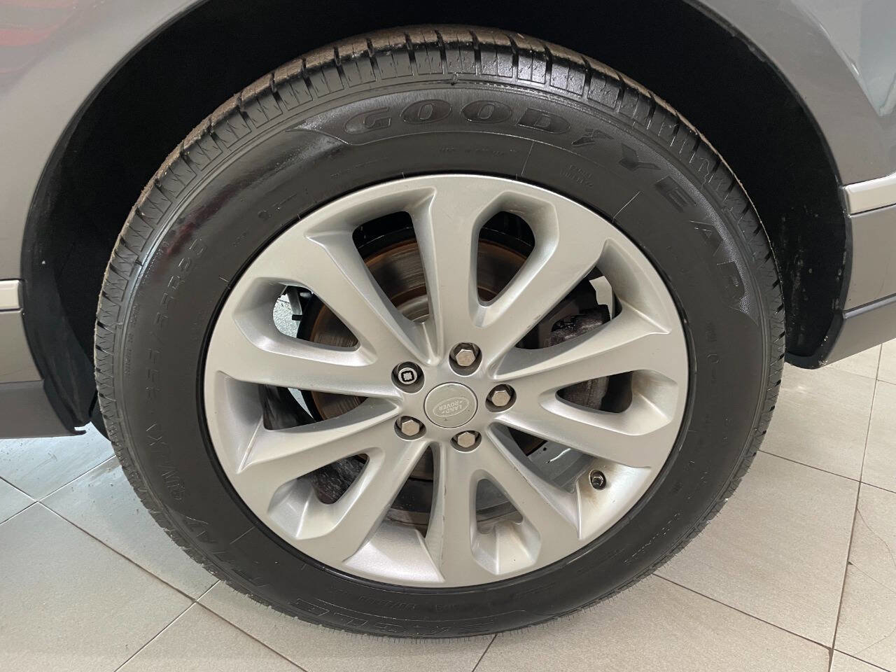 Used 2015 Land Rover Range Rover HSE image 11