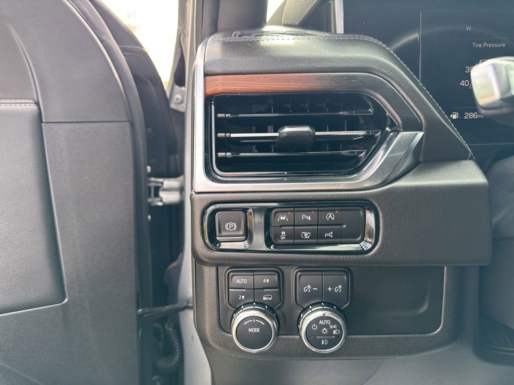 Used 2025 GMC Yukon Denali AWD/4WD image 12