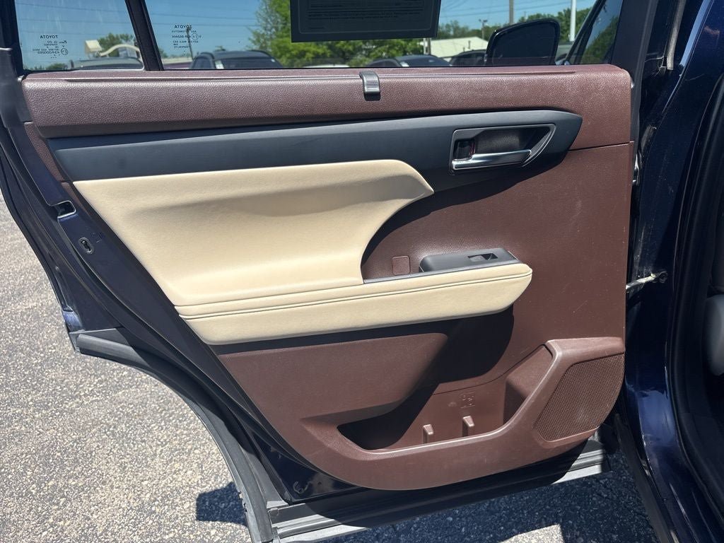 Used 2022 Toyota Highlander XLE AWD/4WD image 30