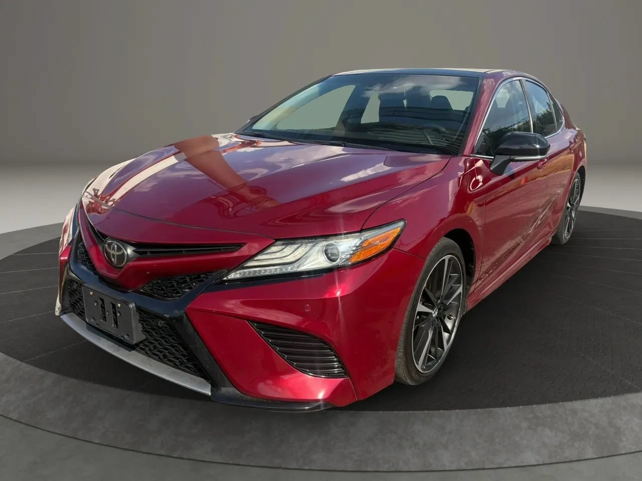 Used 2018 Toyota Camry XSE FWD image 1