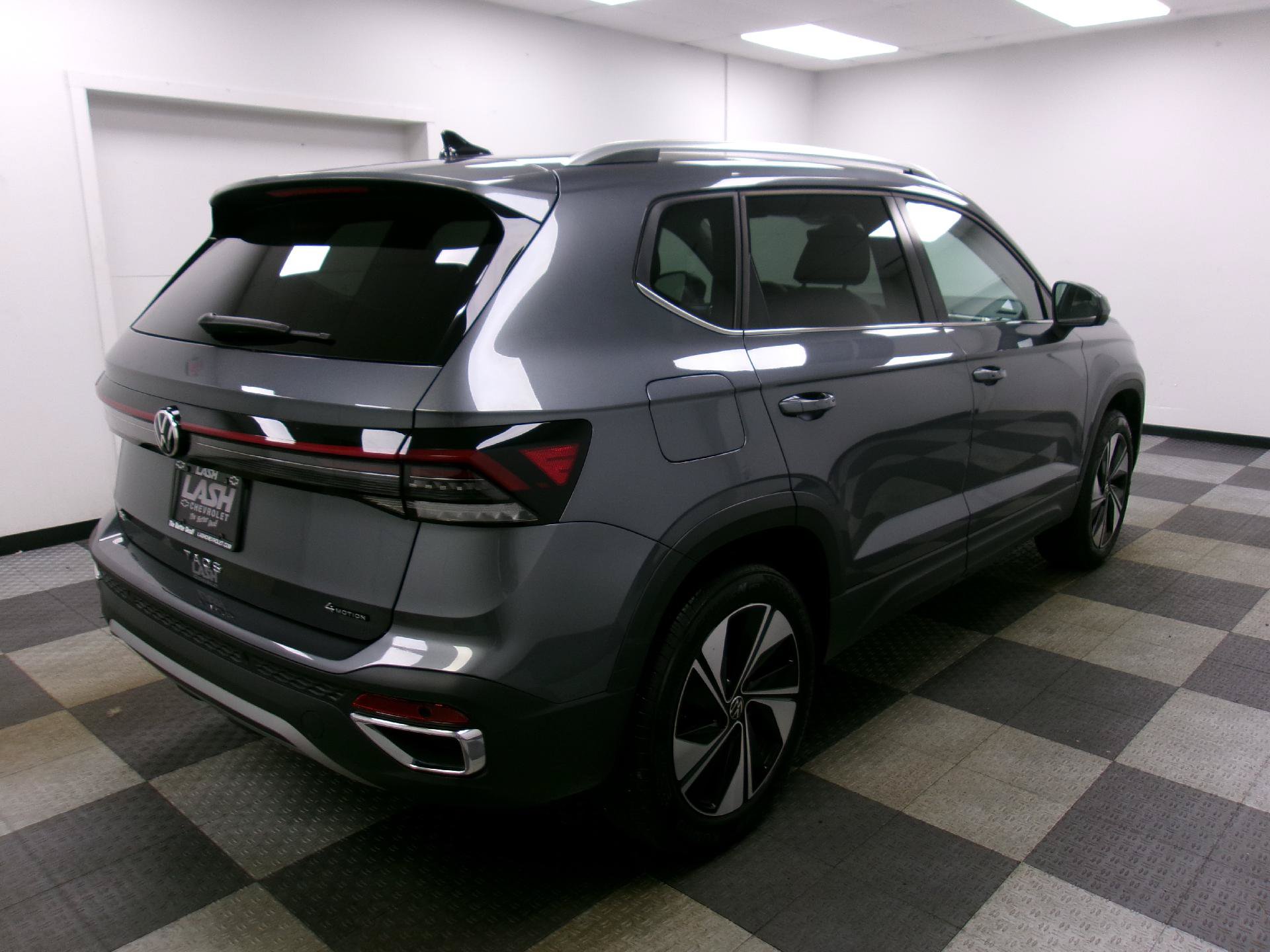 Used 2025 Volkswagen Taos SE AWD/4WD image 15