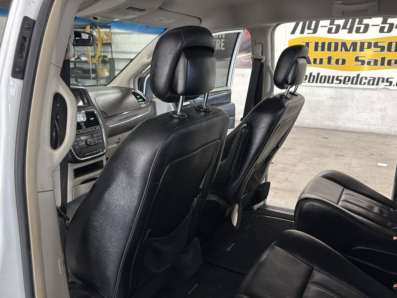 Used 2015 Chrysler Town & Country Touring FWD image 30
