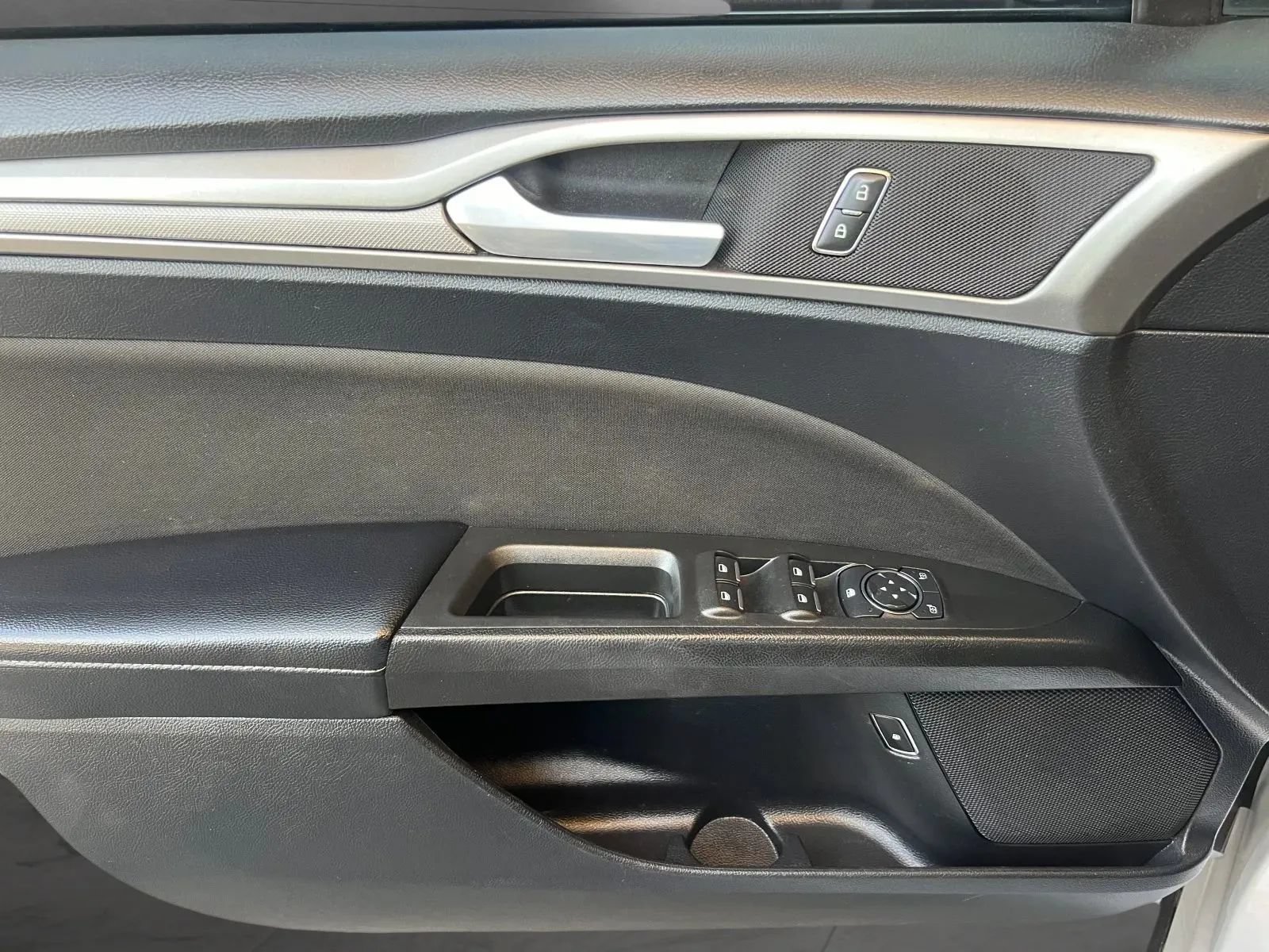 Used 2019 Ford Fusion SE FWD image 13