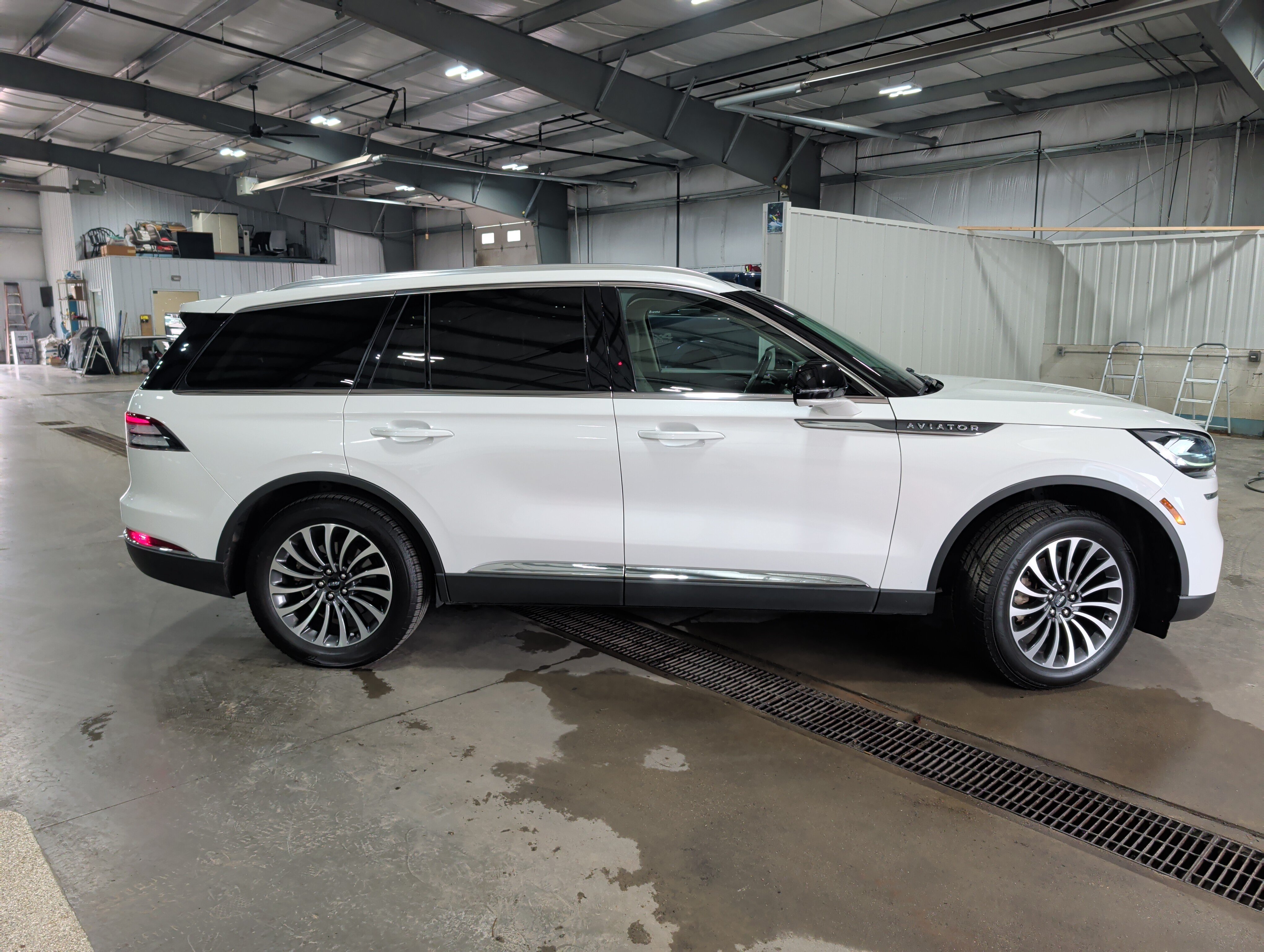 Used 2022 Lincoln Aviator Reserve w/ Elements Package Plus AWD/4WD image 2