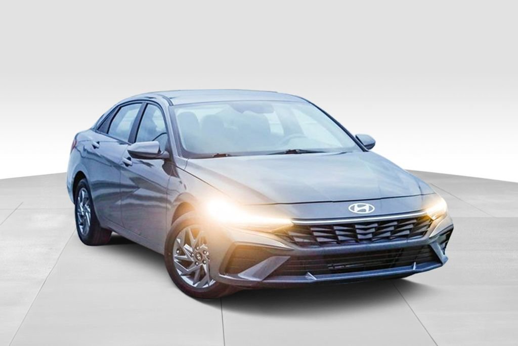 Used 2024 Hyundai Elantra SEL image 2