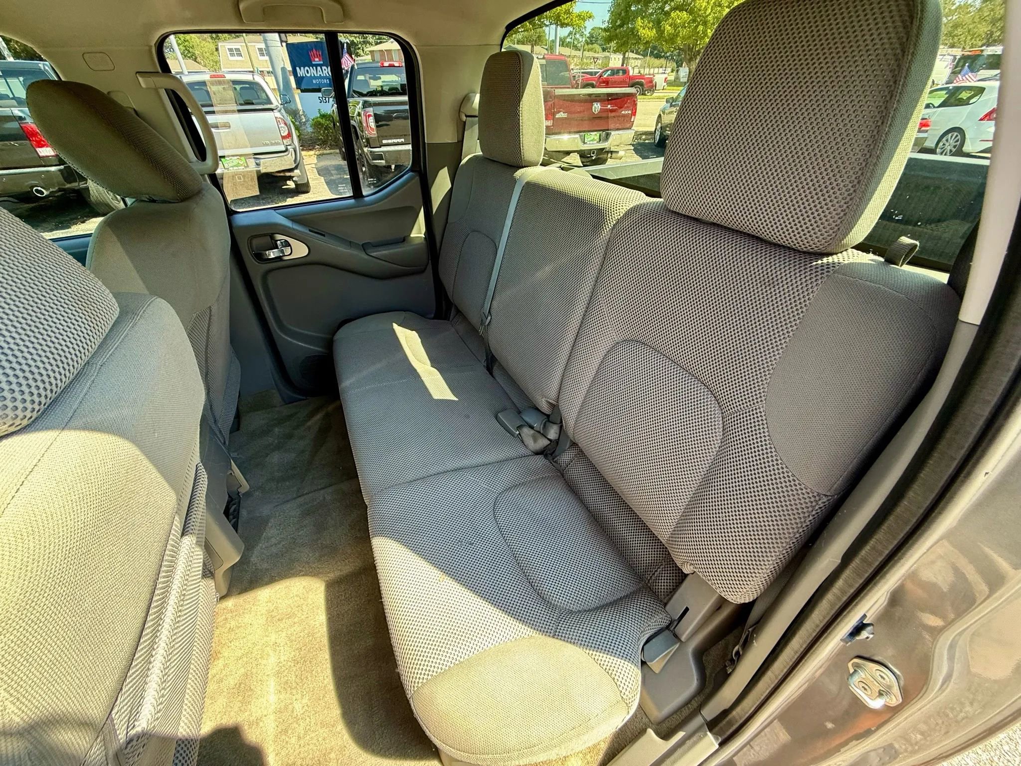 Used 2017 Nissan Frontier SV image 9