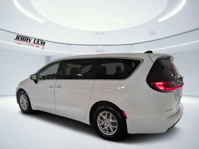 Used 2023 Chrysler Pacifica Touring-L FWD image 5