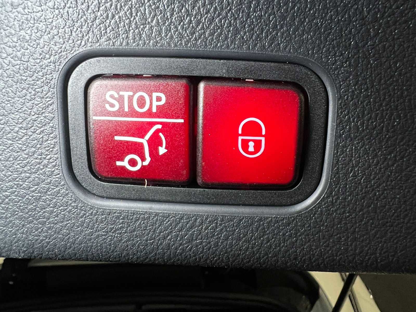 Used 2025 Mercedes-Benz GLC 300 4MATIC image 17