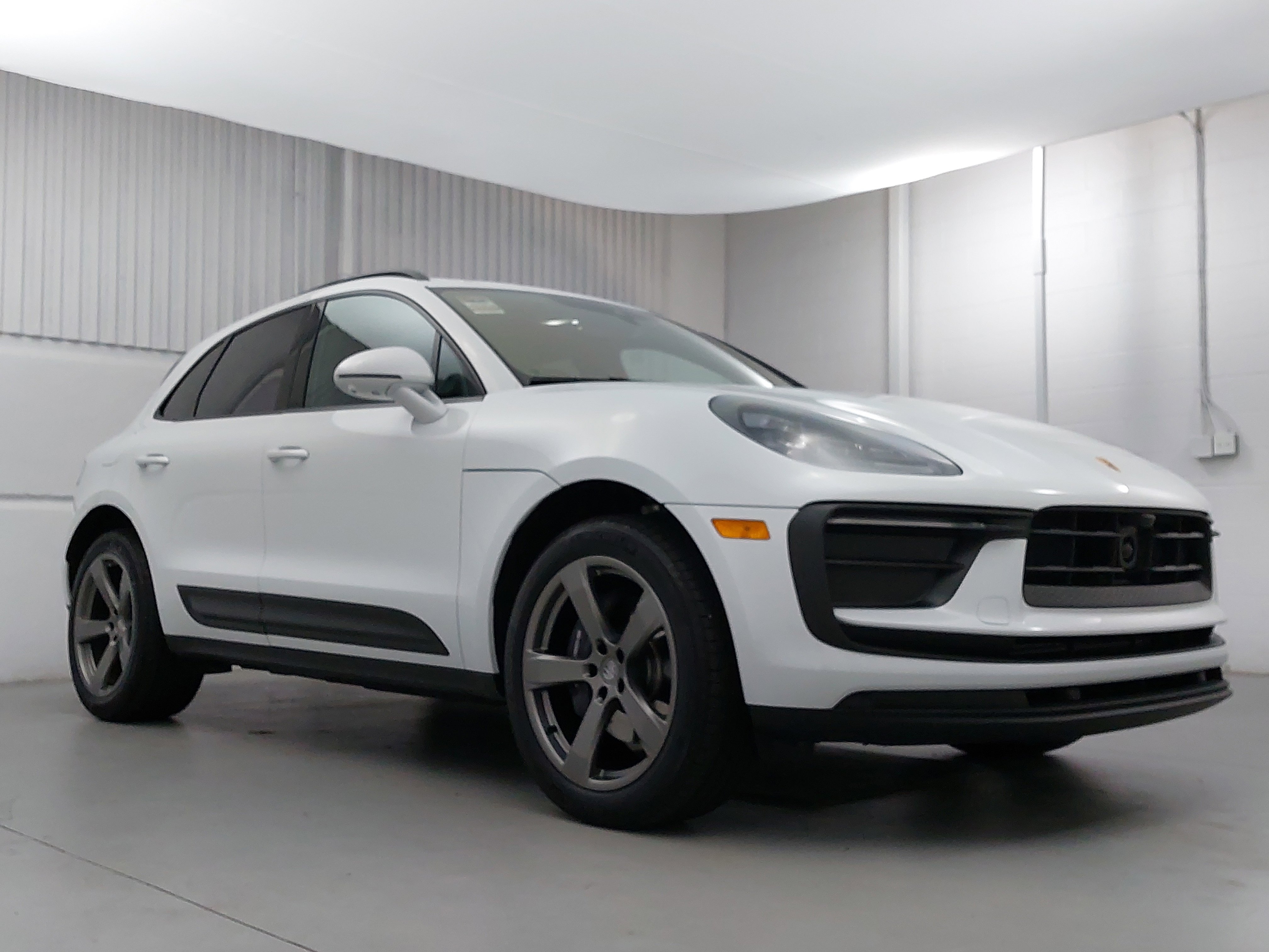 Used 2025 Porsche Macan image 9