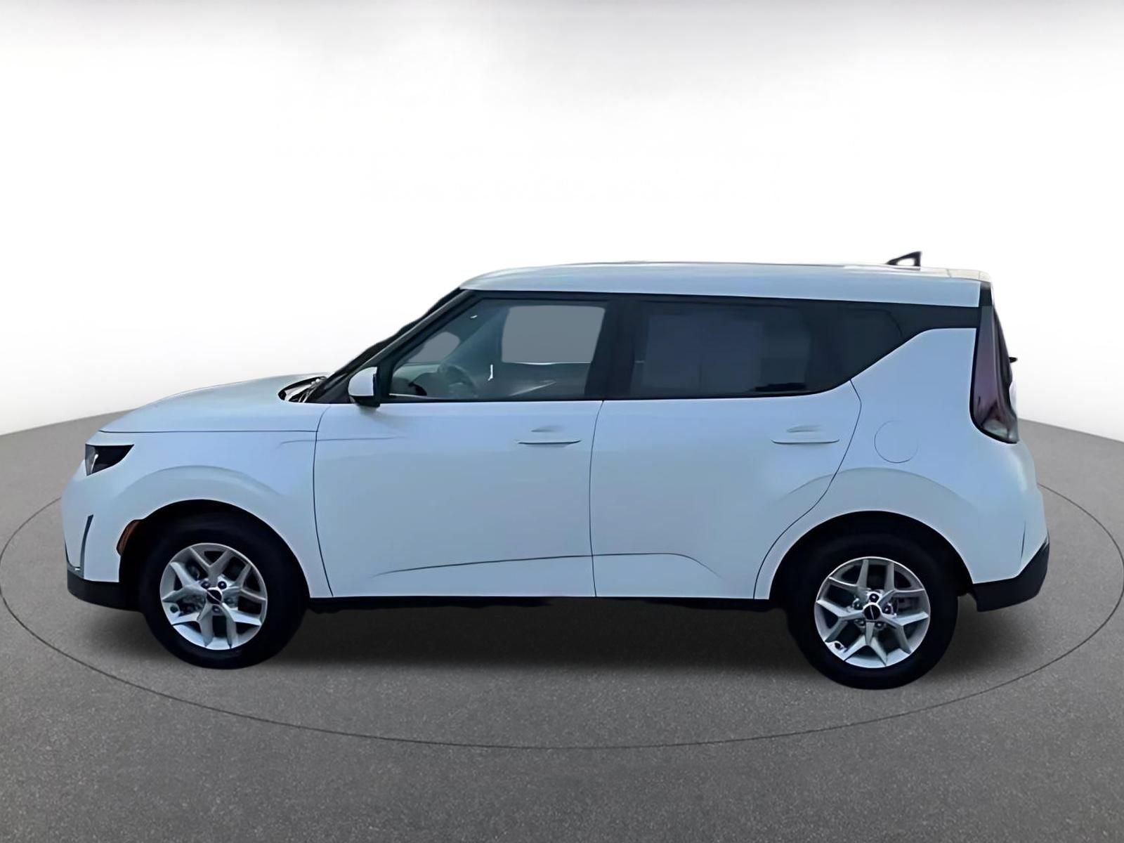 Used 2025 Kia Soul LX w/ LX Technology Package FWD image 9