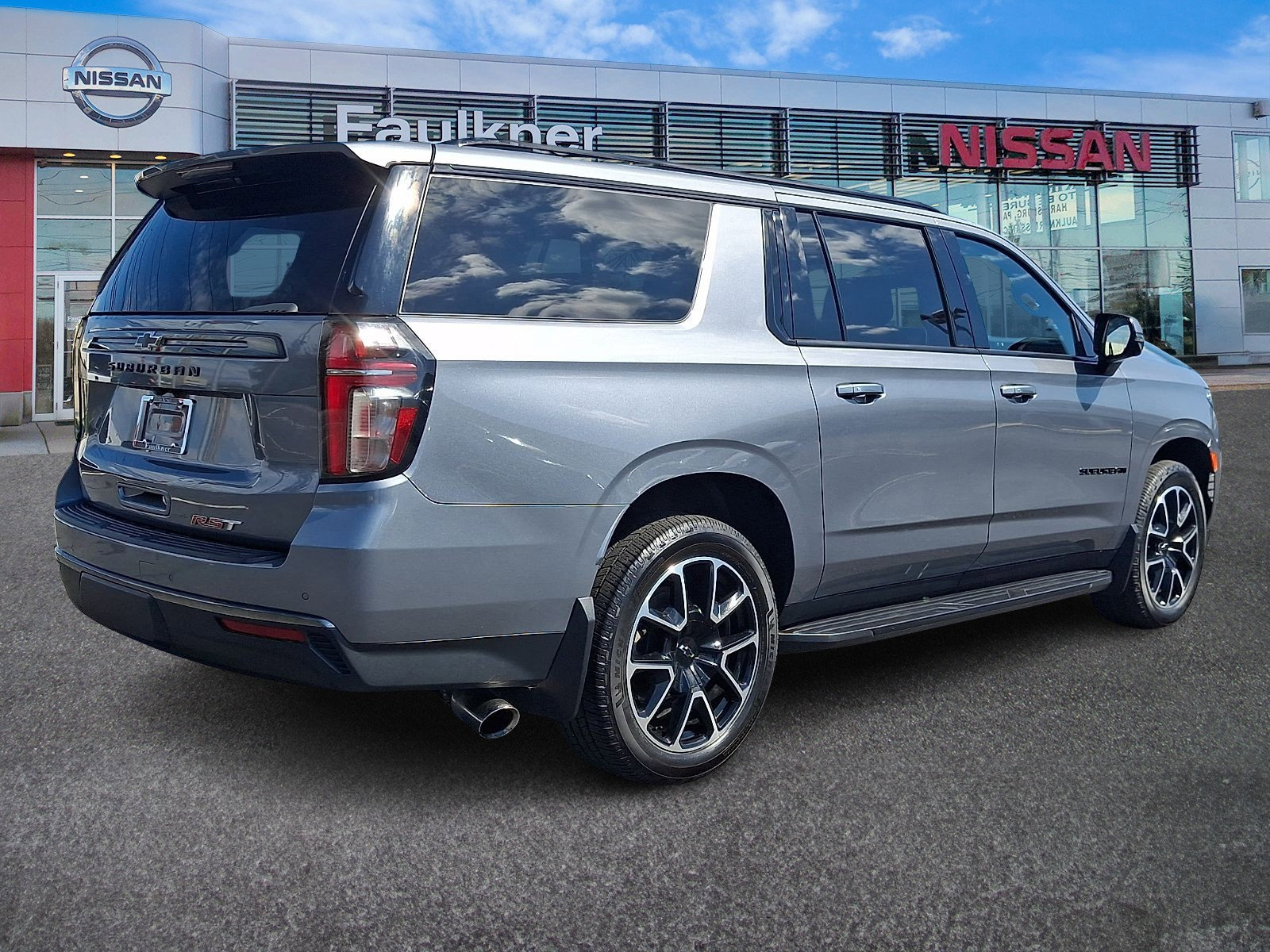 Used 2022 Chevrolet Suburban RST w/ Luxury Package AWD/4WD image 6