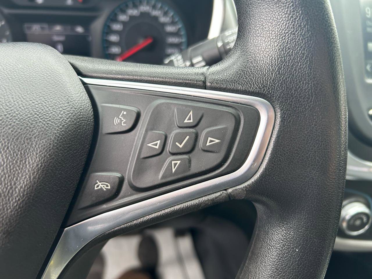 Used 2018 Chevrolet Equinox LS image 19