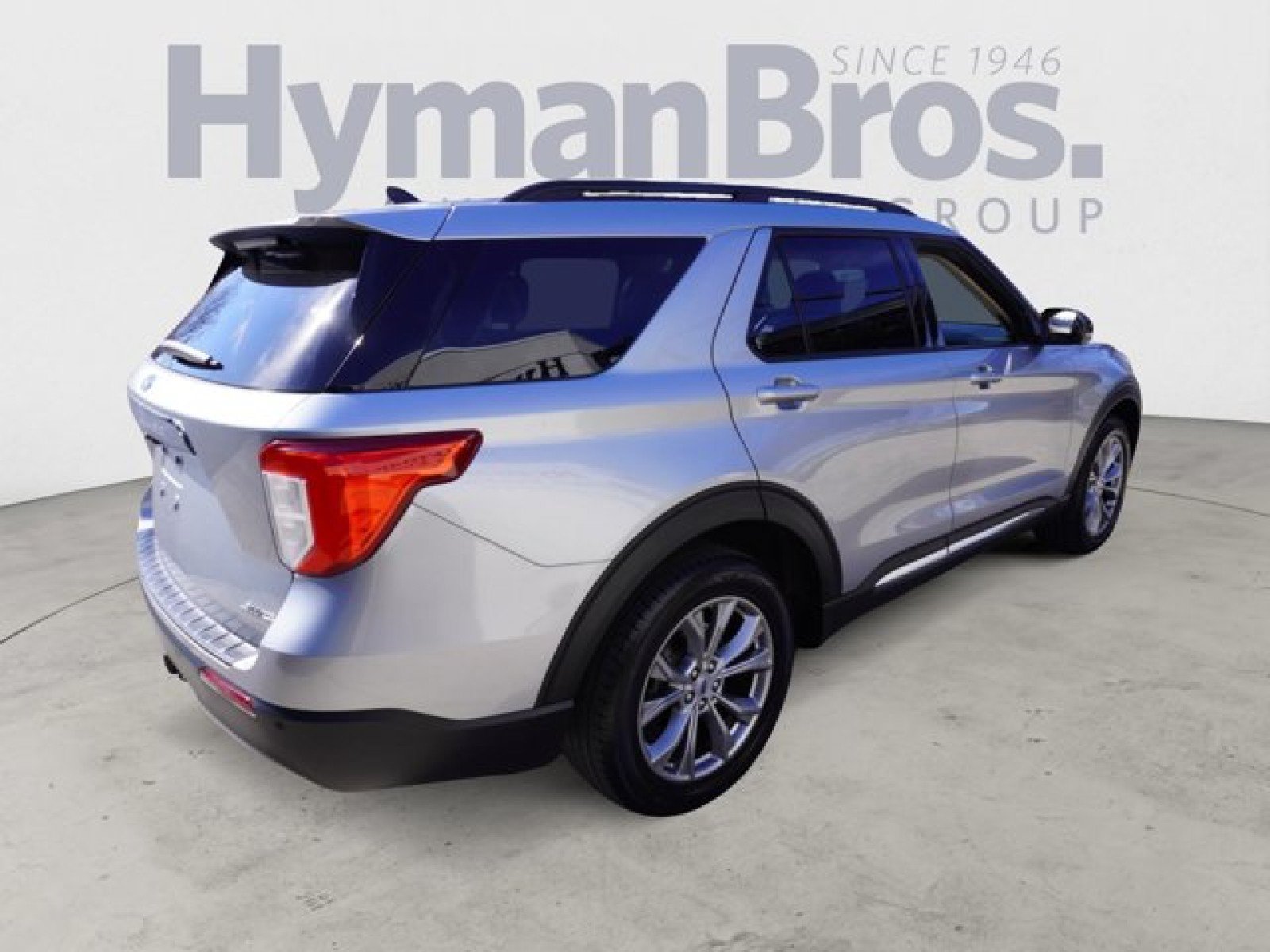 Used 2022 Ford Explorer XLT w/ Equipment Group 202A AWD/4WD image 9