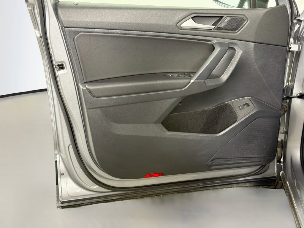 Used 2020 Volkswagen Tiguan SEL AWD/4WD image 18