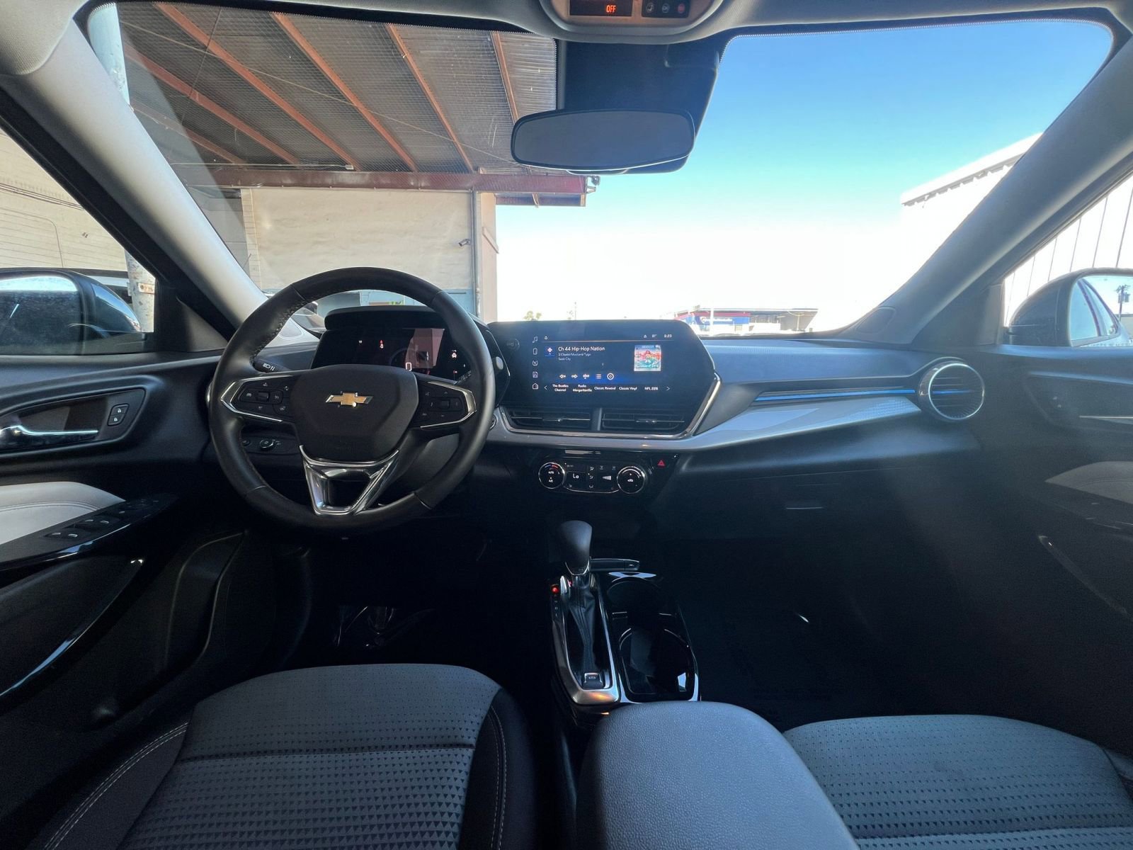 Used 2025 Chevrolet Trax LT w/ LT Convenience Package FWD image 33