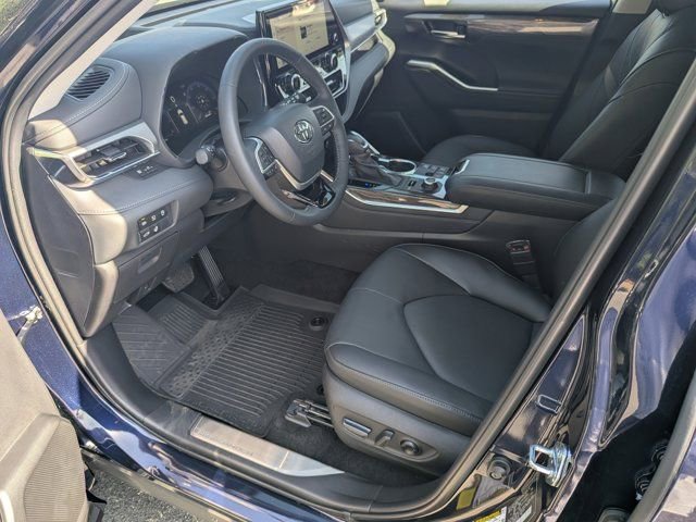 Used 2025 Toyota Highlander Platinum image 9