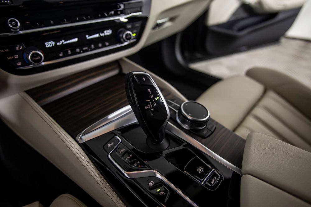 Used 2023 BMW 530e w/ M Sport Package RWD image 31