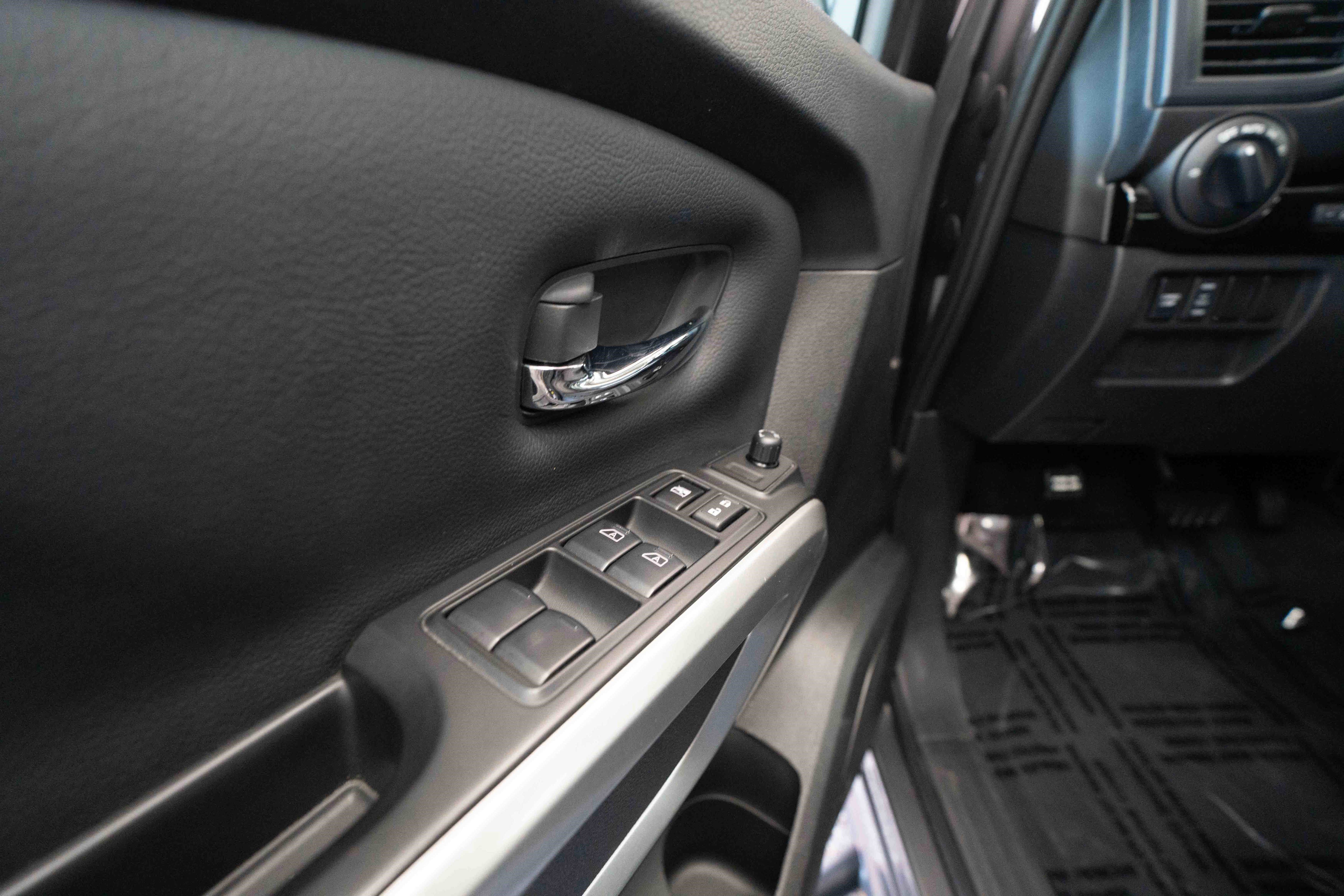 Used 2024 Nissan Titan SV w/ SV Convenience Package AWD/4WD image 7