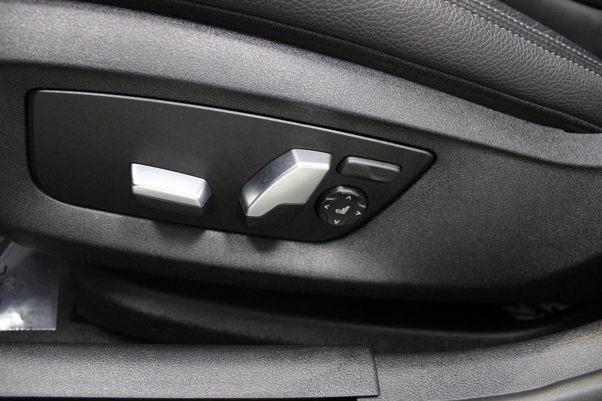 Used 2019 BMW 530i w/ Convenience Package image 16