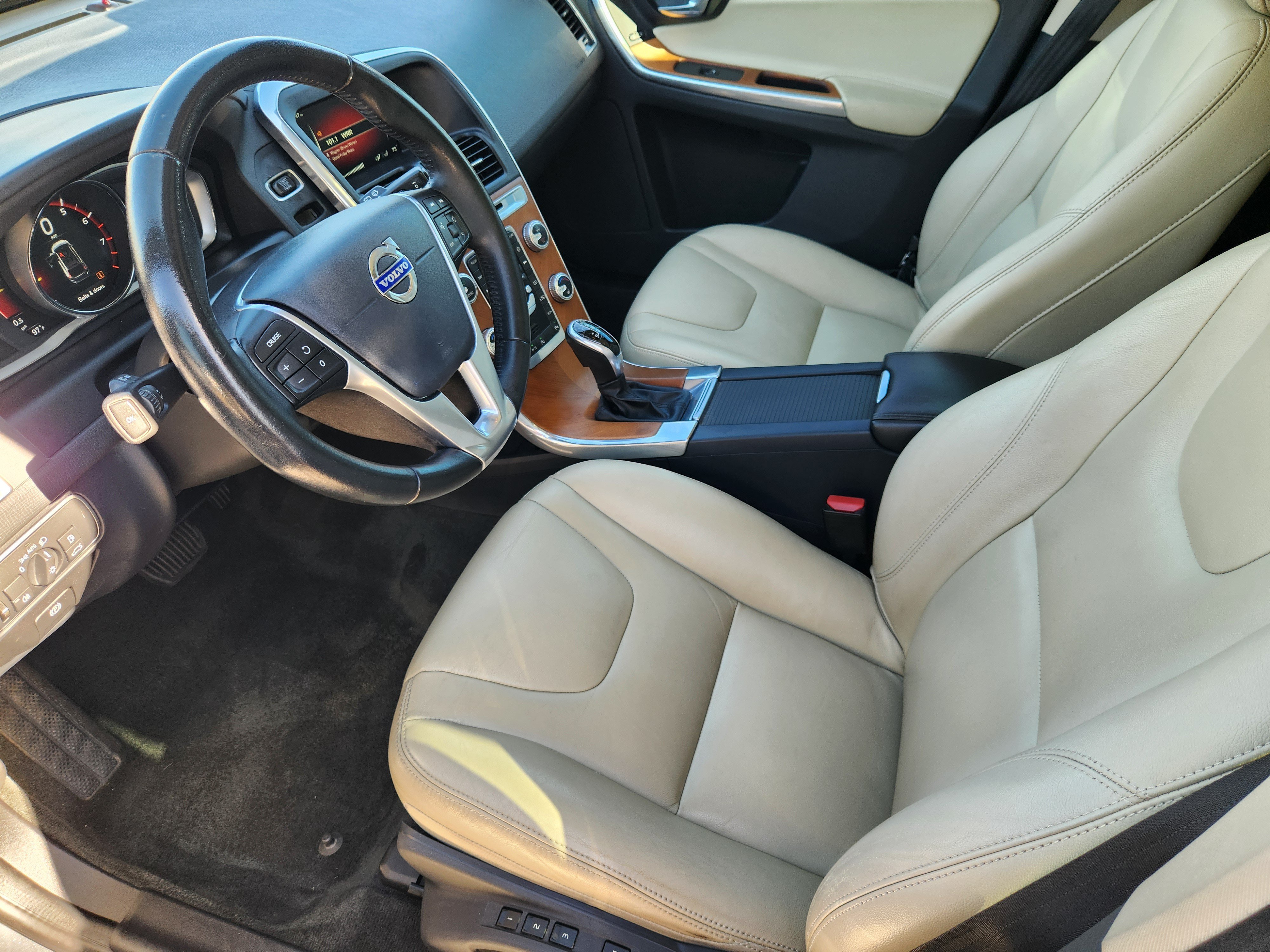 Used 2017 Volvo XC60 T5 Inscription w/ Preferred Option Package FWD image 11