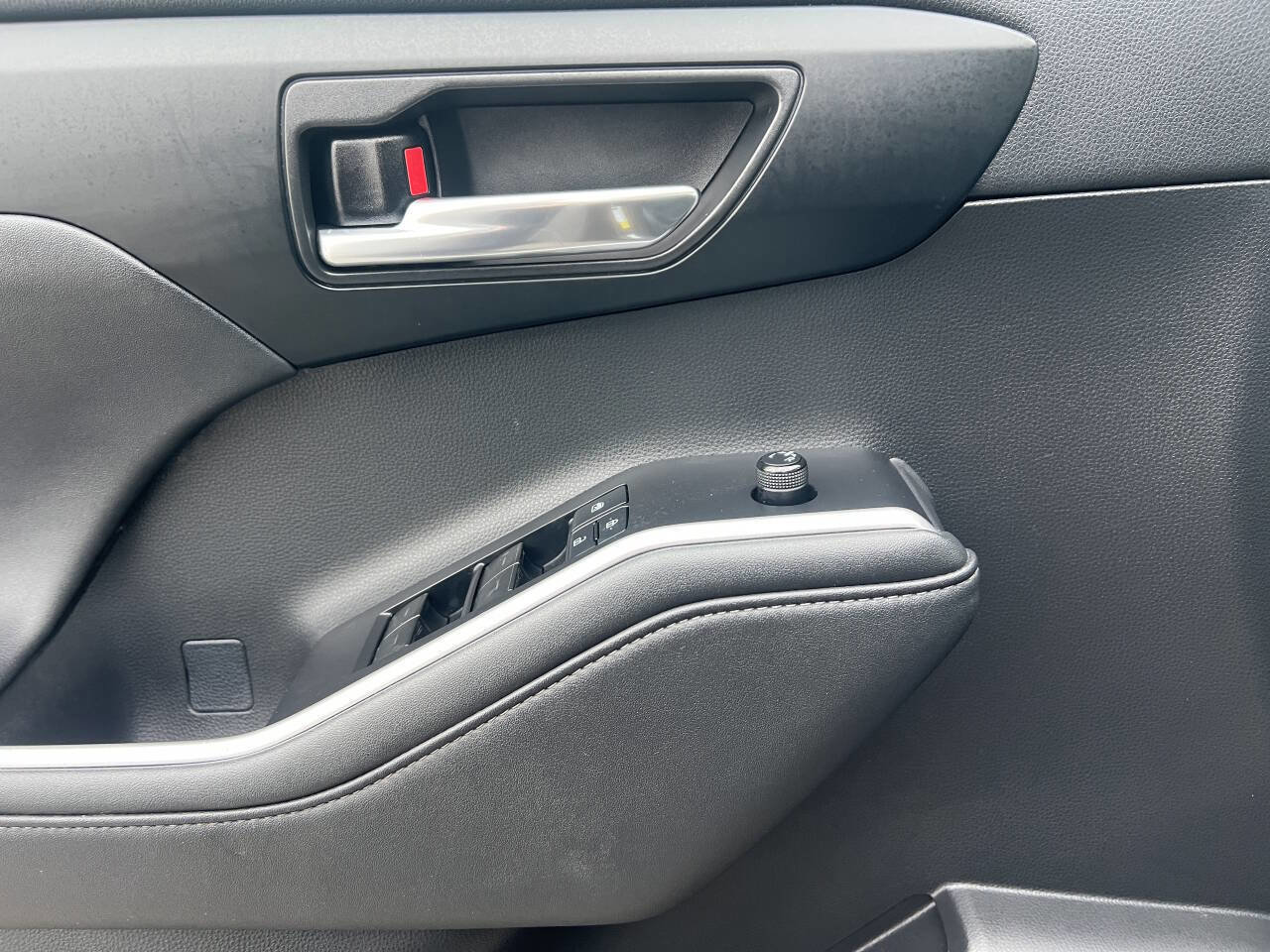 Used 2021 Toyota Highlander XLE image 11