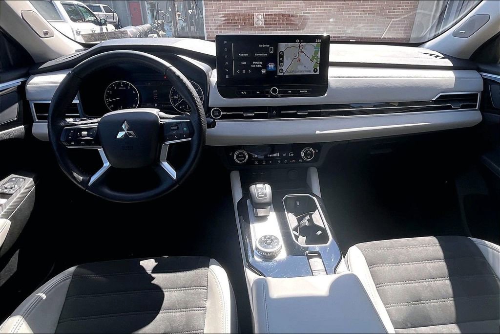 Used 2025 Mitsubishi Outlander SE image 14