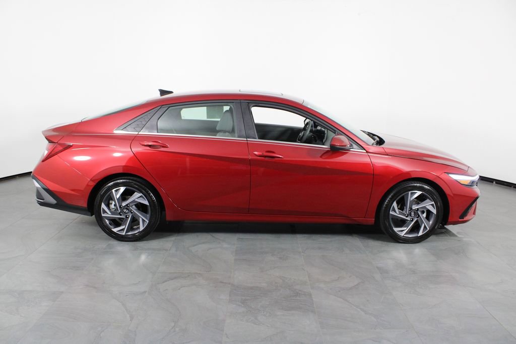 Certified 2025 Hyundai Elantra SEL FWD image 15