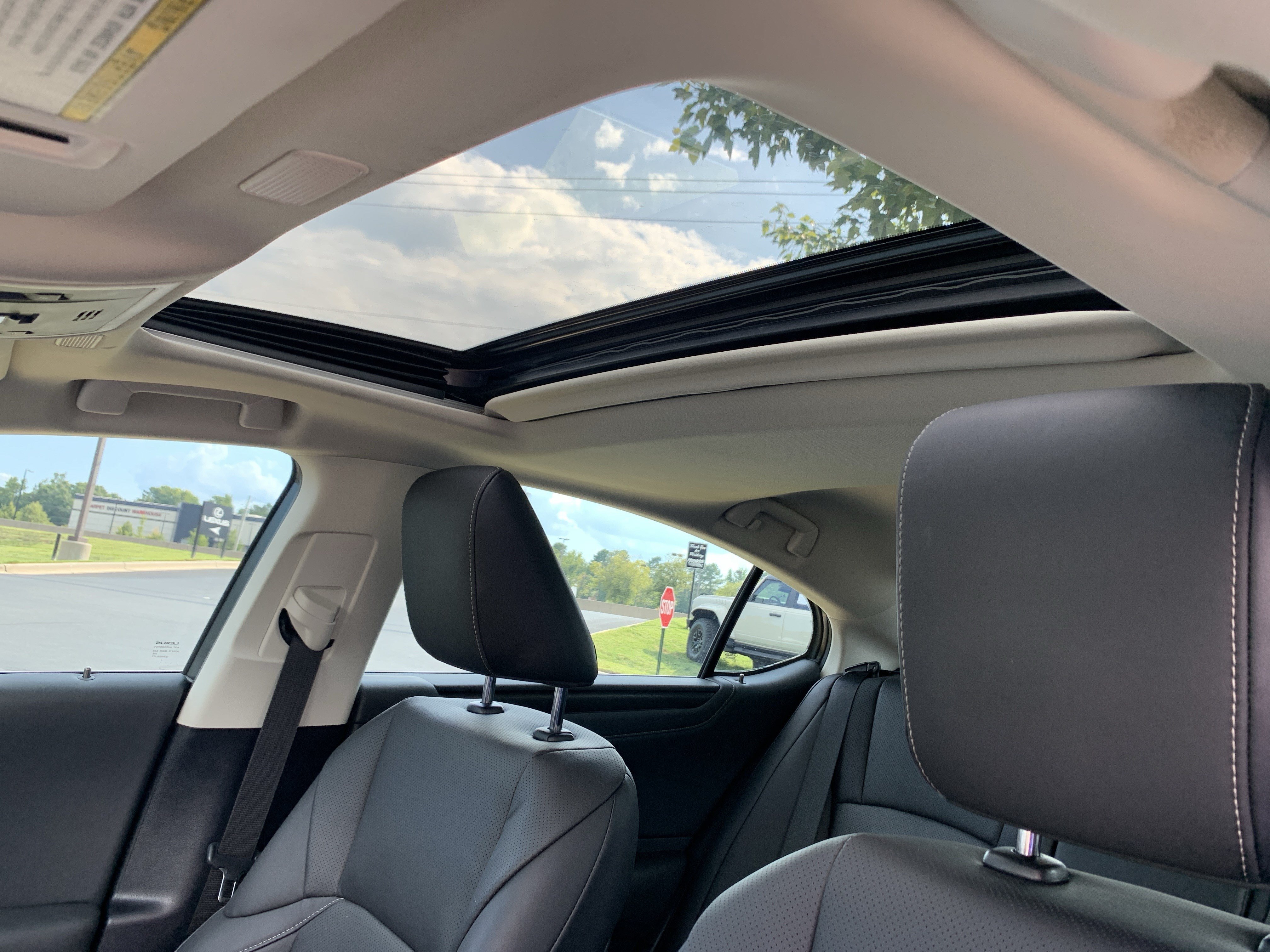 Used 2025 Lexus ES 300h w/ Premium Package FWD image 32