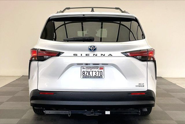 Used 2022 Toyota Sienna XLE w/ XLE Plus Package FWD image 3