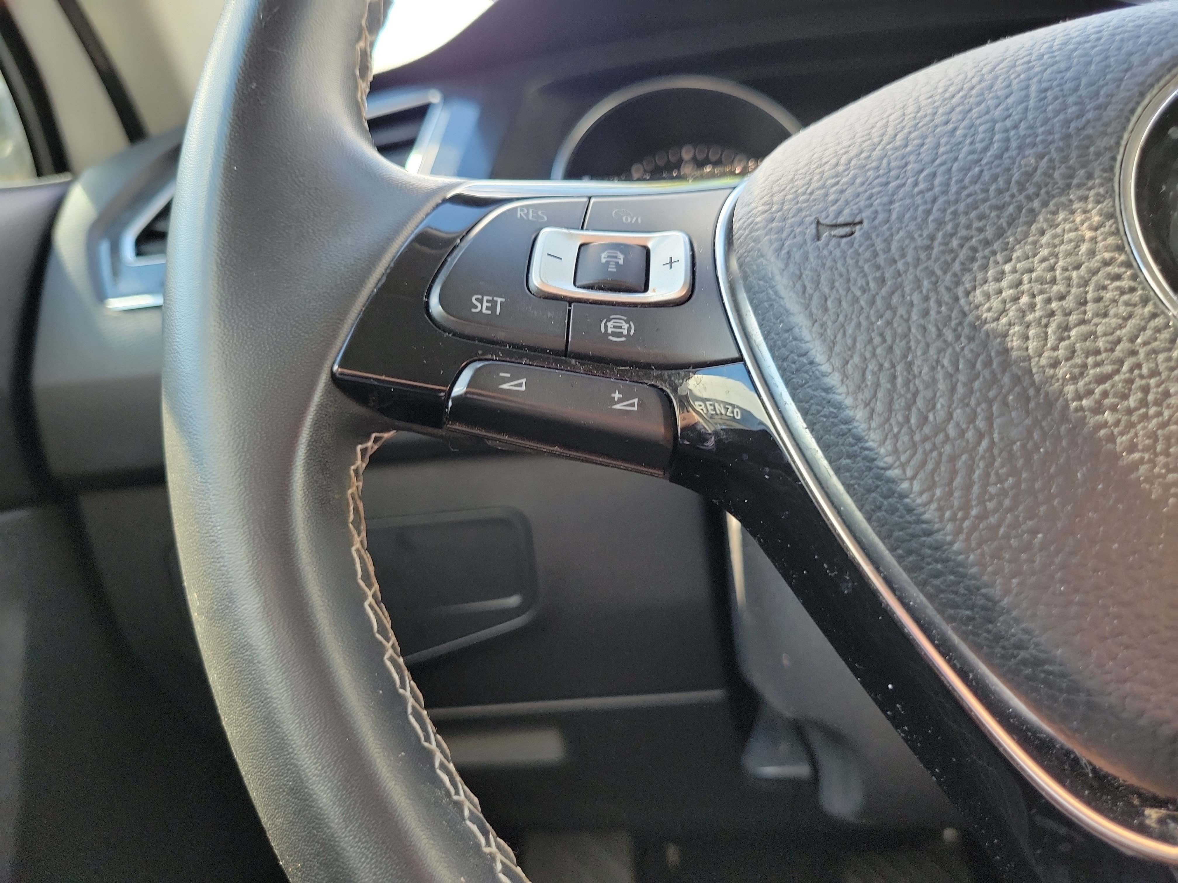 Used 2021 Volkswagen Tiguan SE FWD image 18