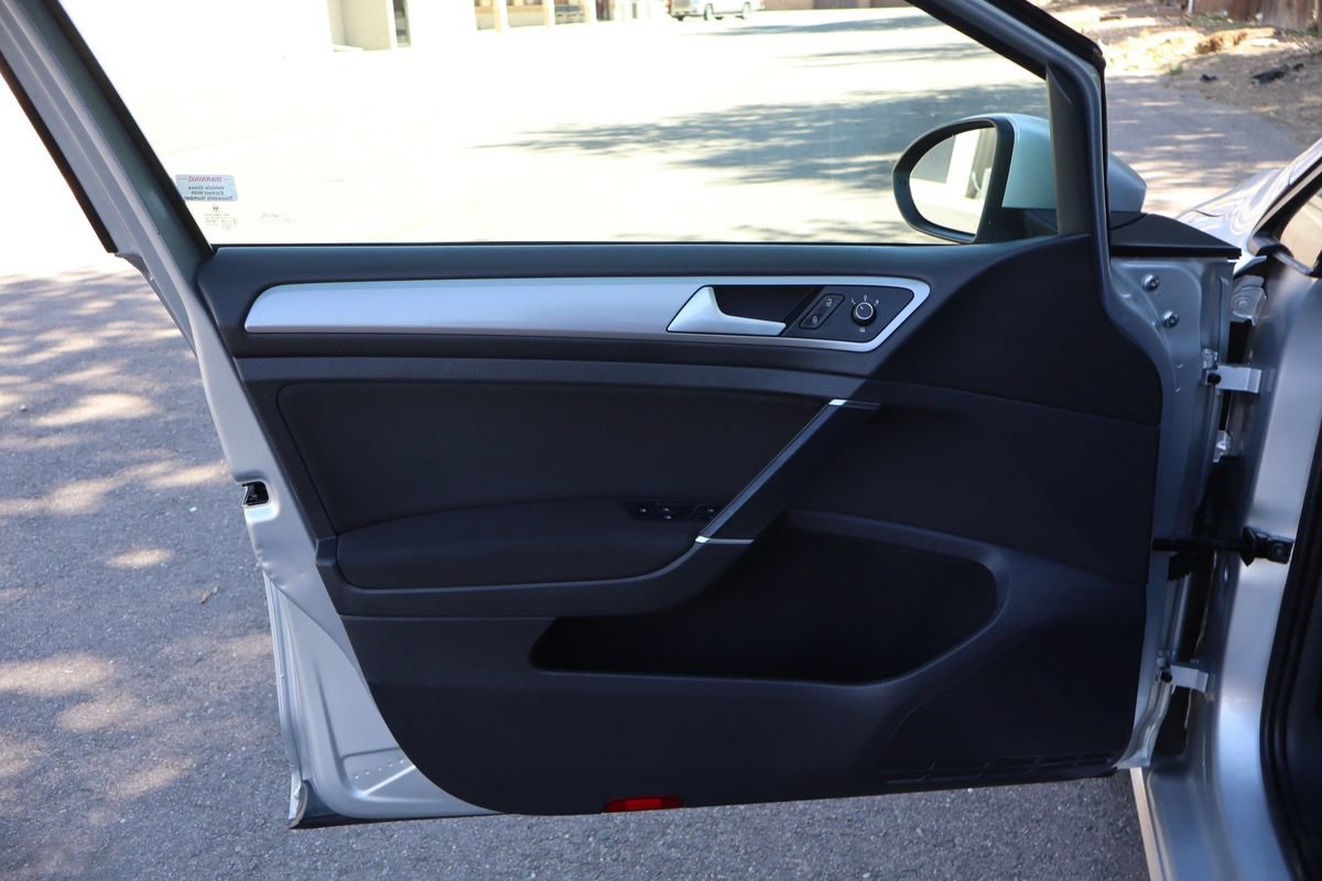 Used 2015 Volkswagen e-Golf Limited Edition FWD image 23