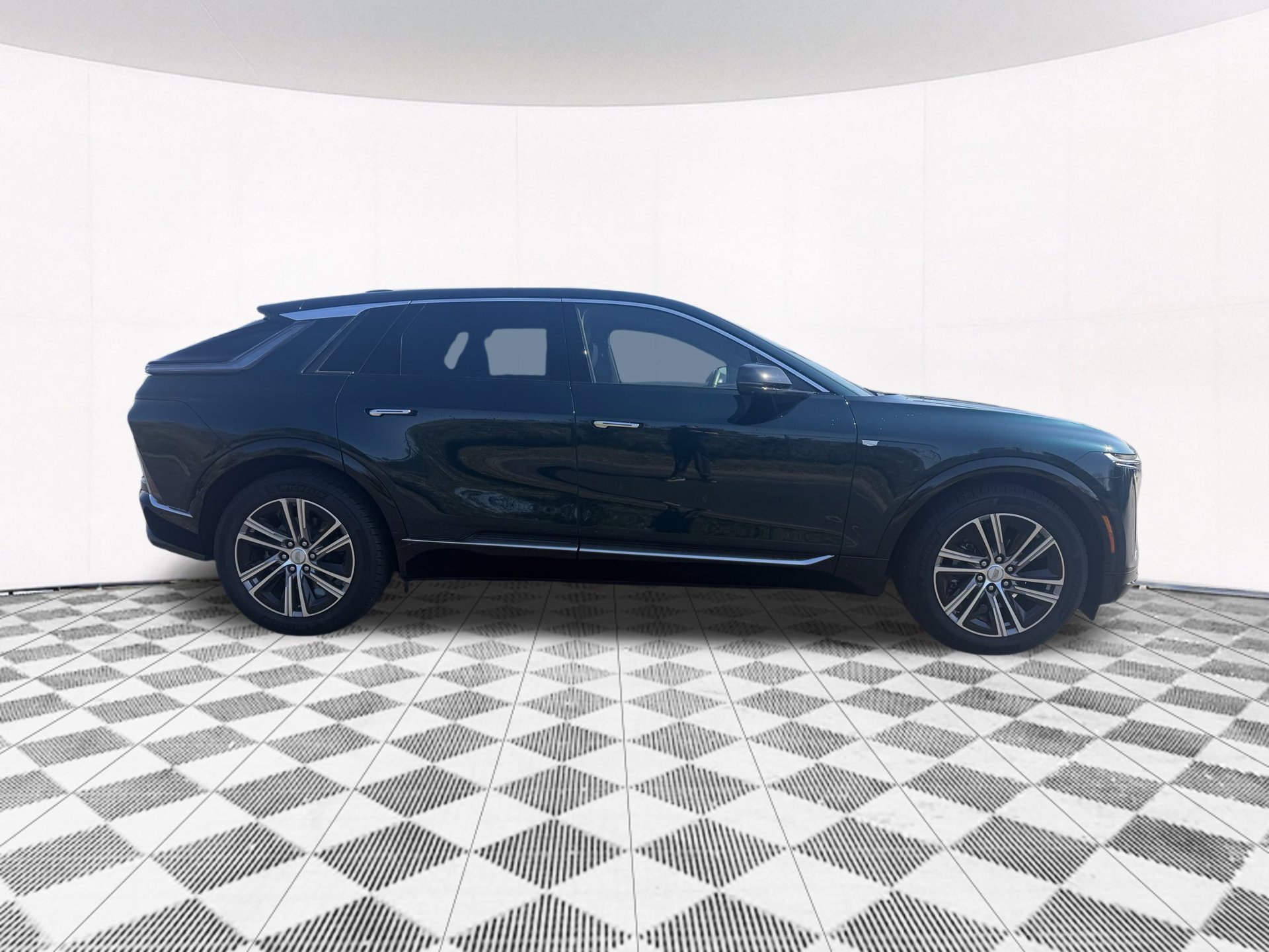 Used 2024 Cadillac Lyriq Luxury AWD/4WD image 7