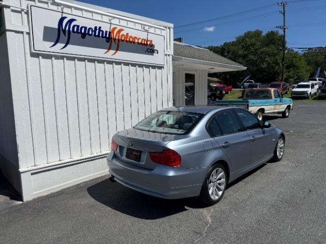 Used 2011 BMW 328i xDrive Sedan AWD/4WD image 3