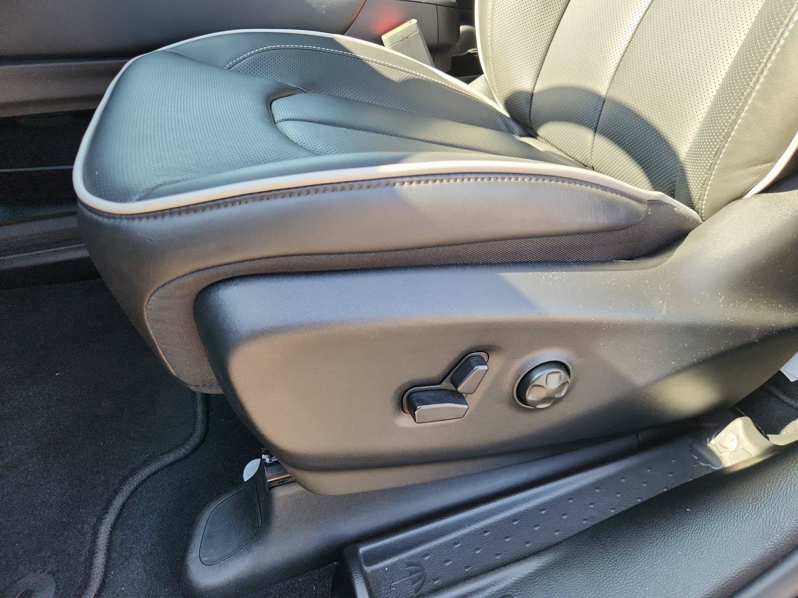 Used 2027 Chrysler Pacifica Limited FWD image 19
