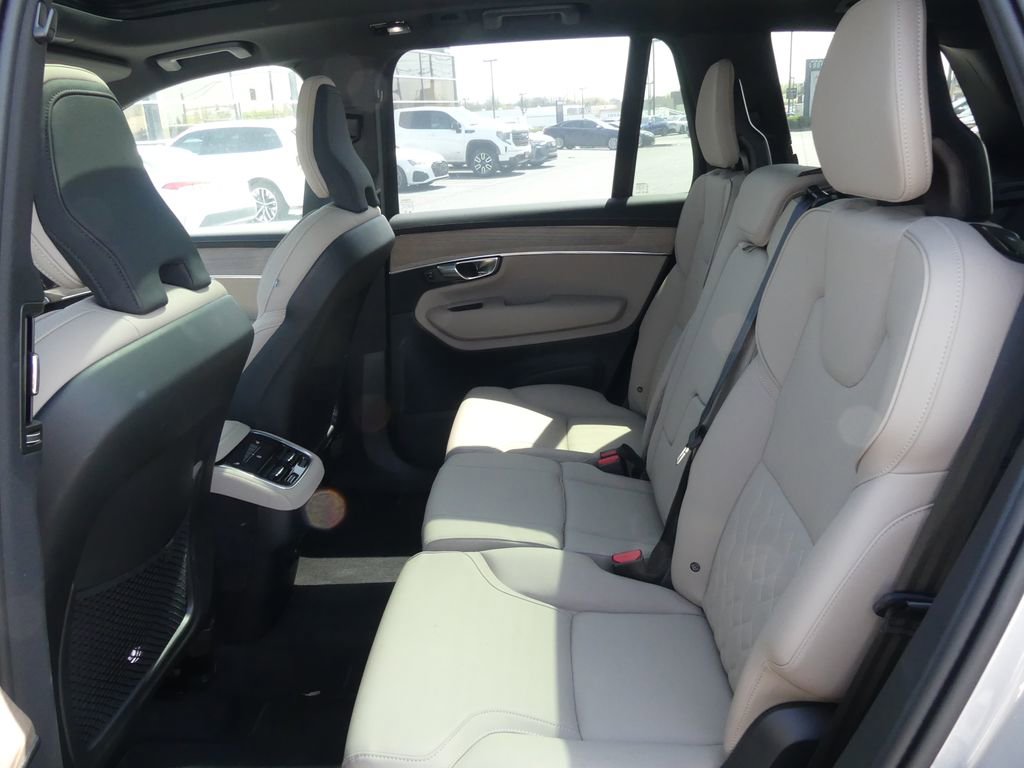 Used 2025 Volvo XC90 B6 Plus image 11