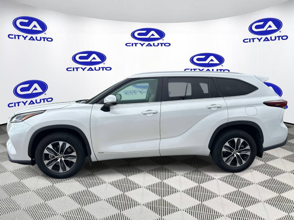 Used 2024 Toyota Highlander XLE AWD/4WD image 6