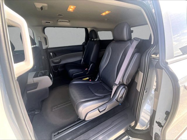 Used 2025 Kia Carnival EX FWD image 28