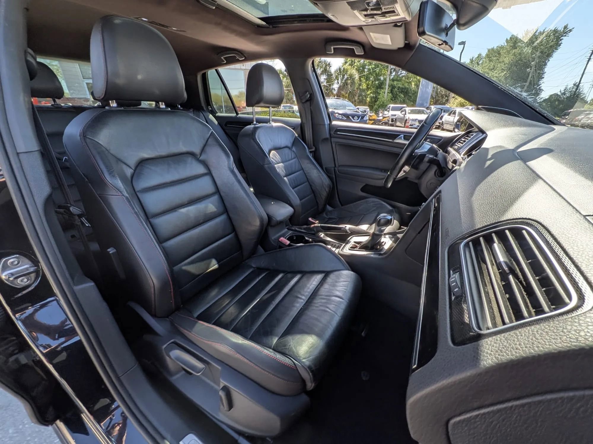 Used 2015 Volkswagen Golf 4-Door image 9