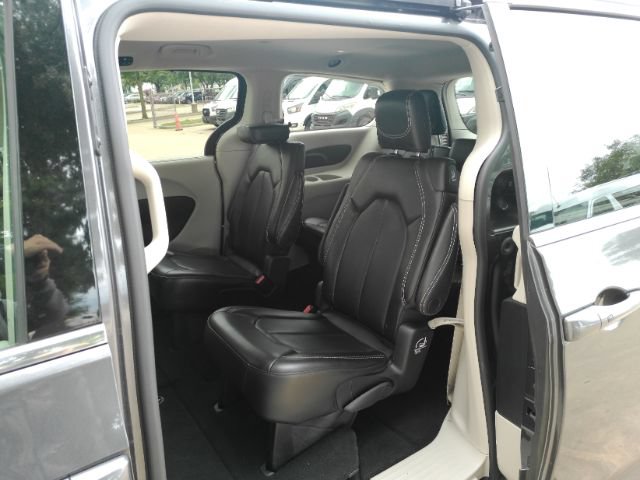 Used 2023 Chrysler Pacifica Touring-L FWD image 19