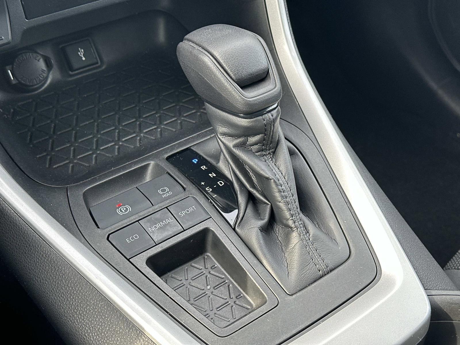 Used 2020 Toyota RAV4 LE image 31